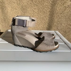 Sorel grey leather and suede wedge sandals size 9.5